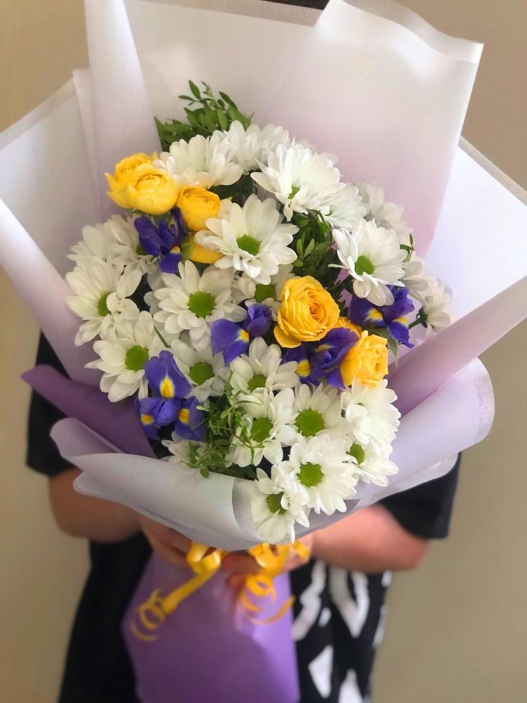 Букет цветов из: Ирисы, Хризантемы и Розы в Глебовский