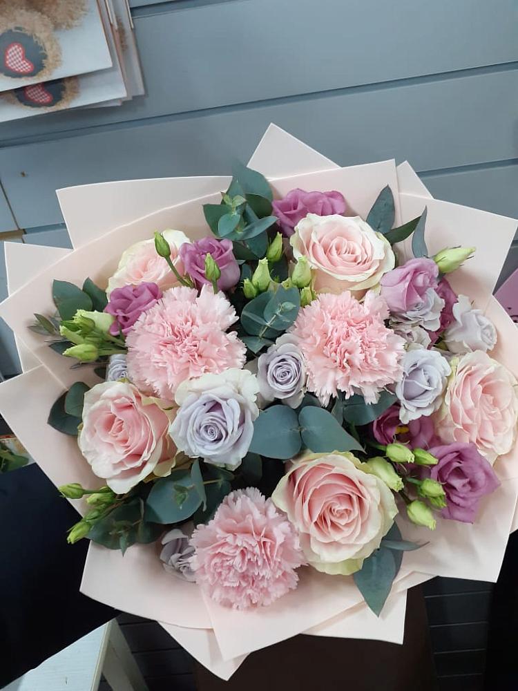 Букет цветов из: Розы, Гвоздики и Лизиантусы в Глебовский